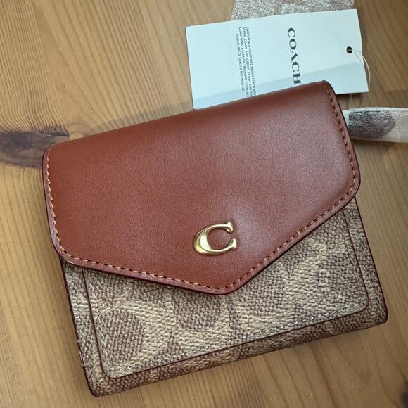 NWT ❤️ Coach Wyn Small Wallet In Colorblock Signature Canvas - Picture 3 of 10